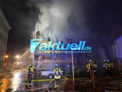 Heldenhaft: Nachbar rettet Person aus brennendem Gebäude und verletzt sich - Nachthimmel über Aichtal-Neuenhaus glüht Rot - Anwohner berichten von 15 Meter hohen Flammen