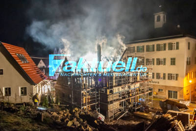 Heldenhaft: Nachbar rettet Person aus brennendem Gebäude und verletzt sich - Nachthimmel über Aichtal-Neuenhaus glüht Rot - Anwohner berichten von 15 Meter hohen Flammen