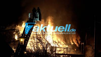 Heldenhaft: Nachbar rettet Person aus brennendem Gebäude und verletzt sich - Nachthimmel über Aichtal-Neuenhaus glüht Rot - Anwohner berichten von 15 Meter hohen Flammen