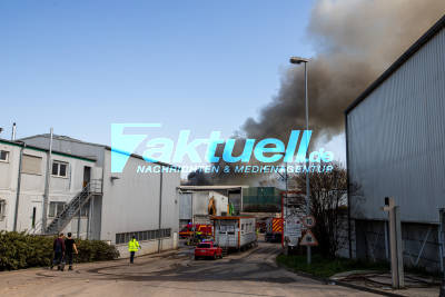 Riesige Rauchsäule über Remseck: Großbrand in Recyclinganlage mit hohen Flammen - Feuerwehr im Großeinsatz