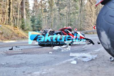 Schwerer Motorradunfall auf der L1180 bei Gschwend - Motorradfahrer fliegt aus Kurve und kracht in zwei entgegenkommende Mopeds