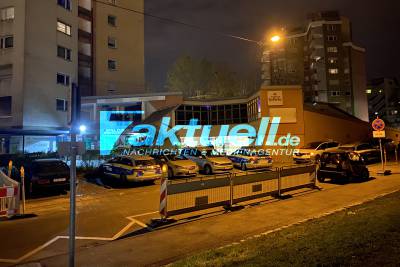 Corona-Party in Shisha-Bar von Polizeigroßaufgebot gesprengt! 26 Personen haben sich eingeschlossen und verbarrikadiert - Festnahme eines spuckenden Krawallmachers (Paralleleinsatz)