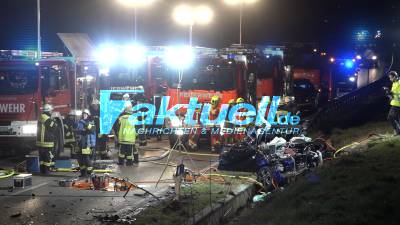 Horrorcrash mit 2 Toten: Autos krachen frontal zusammen und werden bis zu Unkenntlichkeit zerstört - 21 Jähriger und 55 Jähriger sterben - Schwerer Einsatz bringt selbst Feuerwehrleute an ihre Grenzen