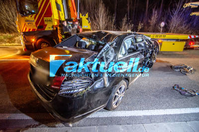 Horrorcrash mit 2 Toten: Autos krachen frontal zusammen und werden bis zu Unkenntlichkeit zerstört - 21 Jähriger und 55 Jähriger sterben - Schwerer Einsatz bringt selbst Feuerwehrleute an ihre Grenzen
