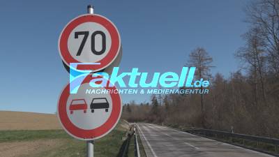 Horrorcrash mit 2 Toten: Autos krachen frontal zusammen und werden bis zu Unkenntlichkeit zerstört - 21 Jähriger und 55 Jähriger sterben - Schwerer Einsatz bringt selbst Feuerwehrleute an ihre Grenzen