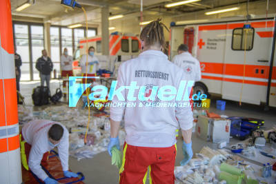 Hygiene im Rettungsdienst: Auszubildende reinigen und desinfizieren zwei Rettungswägen, mit ausführlichem O-Ton