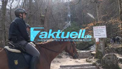 Polizei-Reiter kontrollieren Ausflugsgebiet Uracher Wasserfälle - Nach Ansturm letztes Wochenende ist Stadt nun besser gerüstet durch Parkplatz-Sperrungen und Polizei-Einsatz