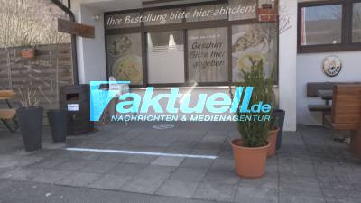Polizei-Reiter kontrollieren Ausflugsgebiet Uracher Wasserfälle - Nach Ansturm letztes Wochenende ist Stadt nun besser gerüstet durch Parkplatz-Sperrungen und Polizei-Einsatz