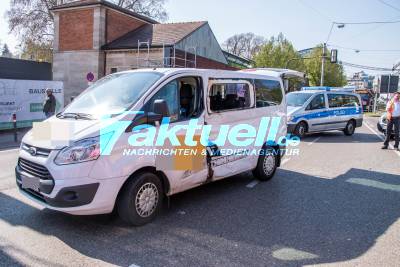 Sprinter kracht beim Wenden mit Stadtbahn zusammen