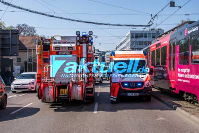Sprinter kracht beim Wenden mit Stadtbahn zusammen