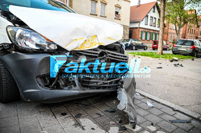 Schwerst Verletzt: PKW rammt Motorradfahrer und schleudert diesen gegen Hauswand und geparkte PKW - 39.000€ Sachschaden