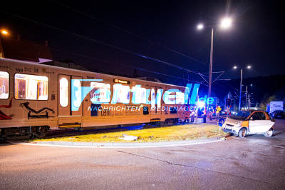 Smart wird bei Kollision mit Stadtbahn meterweit geschleudert und Insassin zum Glück nur leicht Verletzt - Rotlicht missachtet
