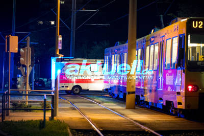 Smart wird bei Kollision mit Stadtbahn meterweit geschleudert und Insassin zum Glück nur leicht Verletzt - Rotlicht missachtet