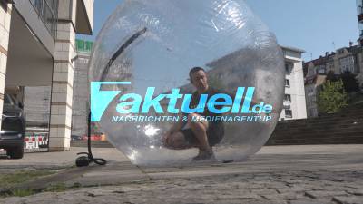 Bubble man: Amerikaner rollt in Quarantänekugel durch Stuttgart - Passanten rasten aus vor Lachen - selbst der Pfarrer staunt :)