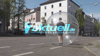 Bubble man: Amerikaner rollt in Quarantänekugel durch Stuttgart - Passanten rasten aus vor Lachen - selbst der Pfarrer staunt :)