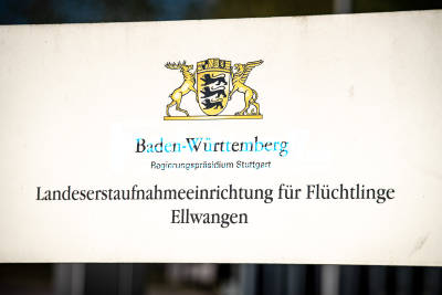 250 Flüchtlinge mit Corona infiziert - Ausgangssperre und Kontaktverbot für Infizierte - Landeserstaufnahmestelle in Ellwangen wird von Polizei bewacht