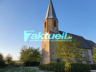 Gebälk gekracht: In Kirchturm 10m in Tiefe gestürzt - bei Arbeiten zur Schädlingsbekämpfung - Rettungshubschrauber im Einsatz