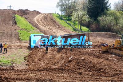 LKW Kippt bei Bauarbeiten auf Motorcrossstrecke um - Feuerwehr muss Erdreich teilweise abtragen weil Öl ausläuft