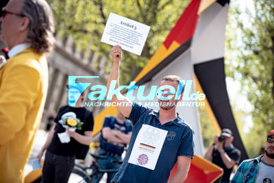 Demo in Stuttgart auf dem auf dem Schlossplatz für die Grundrechte - Bundesverfassungsgericht kippt generelles Demo-Verbot in Stuttgart -