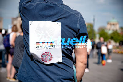 Demo in Stuttgart auf dem auf dem Schlossplatz für die Grundrechte - Bundesverfassungsgericht kippt generelles Demo-Verbot in Stuttgart -