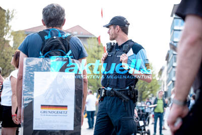 Demo in Stuttgart auf dem auf dem Schlossplatz für die Grundrechte - Bundesverfassungsgericht kippt generelles Demo-Verbot in Stuttgart -