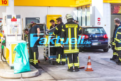 PKW fährt auf Tankstellengelände in Deizisau gegen Zapfsäule - Kraftstoff tritt aus, die Feuerwehr muss hinzugezogen werden zum Abstreuen