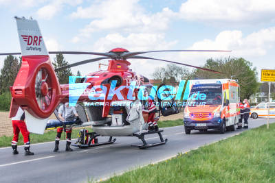 Radfahrerin lebensgefährlich verletzt: 85-Jähriger hatte keine Chance mehr, zu bremsen - Radlerin wird schwerst verletzt durch die Luft geschleudert und vom Rettungshubschrauber in eine Klinik geflogen