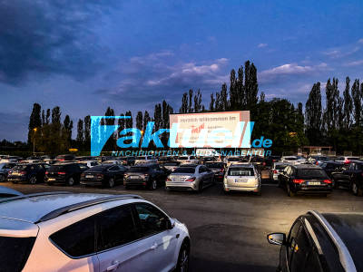 Neues Autokino auf Parkdeck von Parkhaus in Esslingen im Aufbau mit Testlauf - Ansturm: 850 Autokinobesucher verursachten Stau bis zur B27 