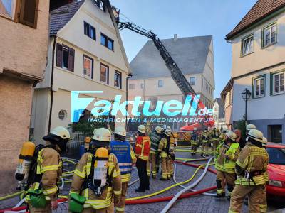 Dachstuhlvollbrand zweier Häuser in Lauffen - Großaufgebot um die 100 Einsatzkräfte - Enge Gasse und Bebauung erschwert den Einsatz inkl. O-Ton Feuerwehr