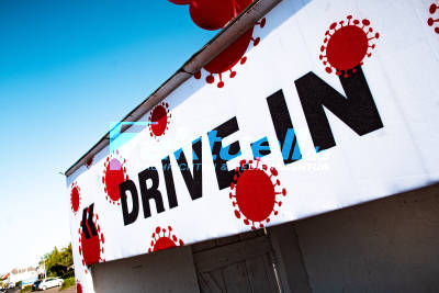 Masken-DriveIn dichtgemacht - Polizeibehörde unterstützt - Chaos durch Ansturm - Azubi hatte Idee mit Drive-In und holte so Näherinnen aus der Kurzarbeit