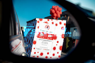 Masken-DriveIn dichtgemacht - Polizeibehörde unterstützt - Chaos durch Ansturm - Azubi hatte Idee mit Drive-In und holte so Näherinnen aus der Kurzarbeit