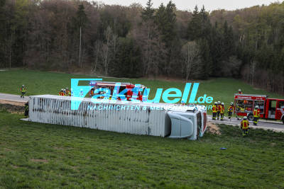 B28 Feldstetten Römerstein LKW kippt um und landet im Graben