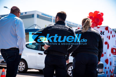 Masken-DriveIn dichtgemacht - Polizeibehörde unterstützt - Chaos durch Ansturm - Azubi hatte Idee mit Drive-In und holte so Näherinnen aus der Kurzarbeit