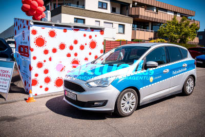 Masken-DriveIn dichtgemacht - Polizeibehörde unterstützt - Chaos durch Ansturm - Azubi hatte Idee mit Drive-In und holte so Näherinnen aus der Kurzarbeit