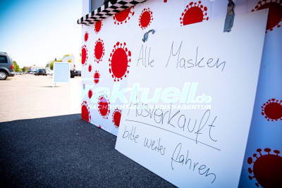 Masken-DriveIn dichtgemacht - Polizeibehörde unterstützt - Chaos durch Ansturm - Azubi hatte Idee mit Drive-In und holte so Näherinnen aus der Kurzarbeit