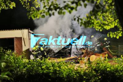 BERGLEN: Schuppenanbau an Wohnhaus brennt vollständig nieder und stürzt ein - Nächtlicher Einsatz für die Feuerwehr Berglen