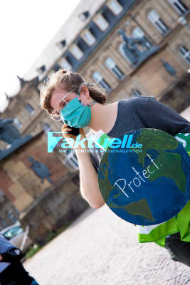 Fridays For Future Aktivisten angezeigt wegen Verstoß gegen Corona Verordnung in der Stuttgarter Innenstadt - Demonstriert werden kann auch Digital