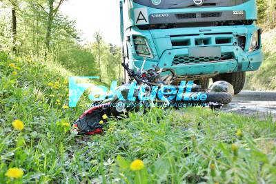 Heftiger Crash - Motorradfahrer prallt beim Überholen von Porsche mit diesem und einem LKW zusammen - Fahrer schwerst Veretzt im Helikopter abtransportiert