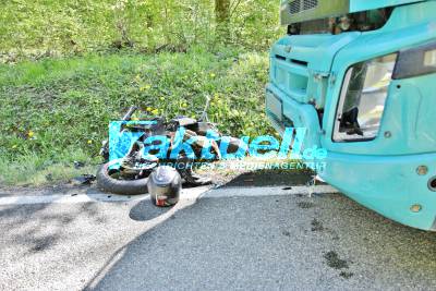 Heftiger Crash - Motorradfahrer prallt beim Überholen von Porsche mit diesem und einem LKW zusammen - Fahrer schwerst Veretzt im Helikopter abtransportiert