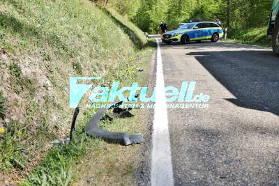 Heftiger Crash - Motorradfahrer prallt beim Überholen von Porsche mit diesem und einem LKW zusammen - Fahrer schwerst Veretzt im Helikopter abtransportiert