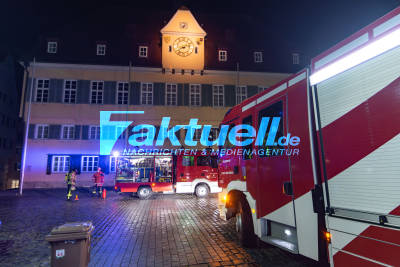 Vermutlich rauchende Batterien im Rathaus Nürtingen rufen Feuerwehr auf den Plan - Fußgängergzone voller Feuerwehr und Blaulicht