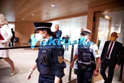 Heinrich Fiechtner von Polizei aus dem Landtag BW geführt aufgrund von 3 Ordnungsrufen - Muhterem Aras verlässt empört den Saal