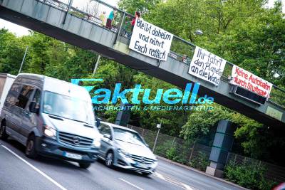 Autogegner demonstrieren am Neckartor für eine Autofreie Stadt Stuttgart - 3 Protestler mit Bannern winken unaufhörlich auf der Brücke