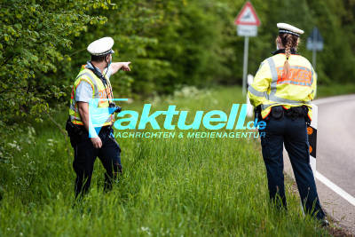 Motorradfahrer ohne Führerschein kommt von Fahrbahn ab, rast in Wald und verletzt sich dabei schwer - Unfall auf der L1150 bei Esslingen 