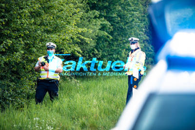 Motorradfahrer ohne Führerschein kommt von Fahrbahn ab, rast in Wald und verletzt sich dabei schwer - Unfall auf der L1150 bei Esslingen 