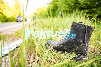 Motorradfahrer ohne Führerschein kommt von Fahrbahn ab, rast in Wald und verletzt sich dabei schwer - Unfall auf der L1150 bei Esslingen 