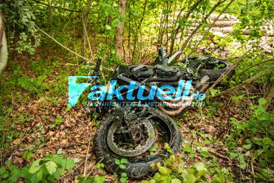 Motorradfahrer ohne Führerschein kommt von Fahrbahn ab, rast in Wald und verletzt sich dabei schwer - Unfall auf der L1150 bei Esslingen 