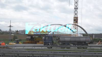 Brückenveschiebung über A8: Gigantische Brücke wird in Präzisionsarbeit über die Autobahn geschoben - spektakuläre Aktion in der Nacht