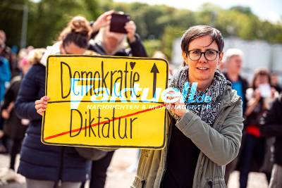 Tausende Menschen bei Grundrechte Demo in Stuttgart auf dem Wasengelände