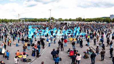 Tausende Menschen bei Grundrechte Demo in Stuttgart auf dem Wasengelände